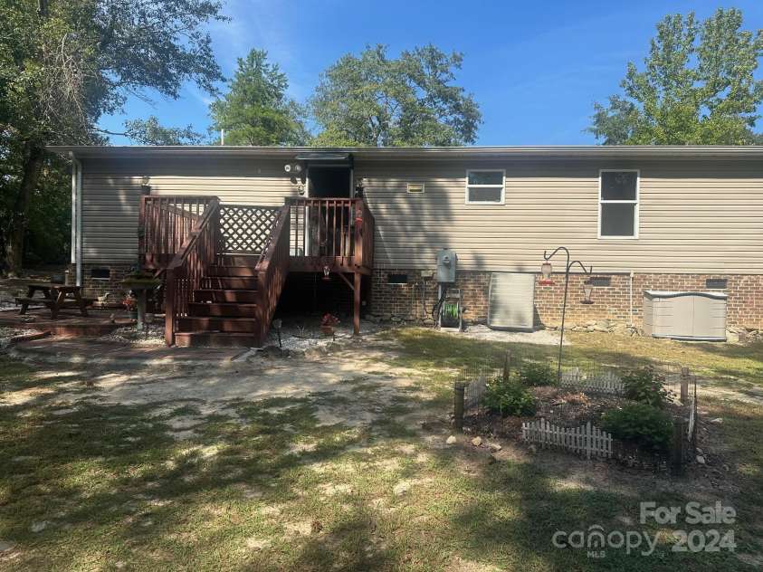 11 Random Tree Road, Kershaw, SC 29067.  MLS# CAR4176148, YatesRealty ID 6366. 