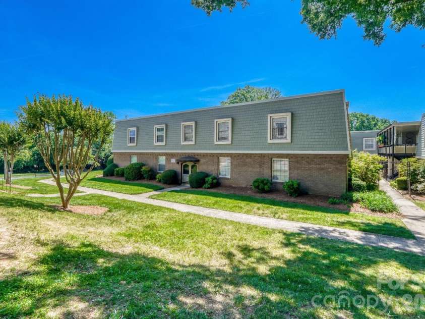 2610 Park Road, Charlotte, NC 28209.  MLS# CAR4383163, YatesRealty ID 6366. 