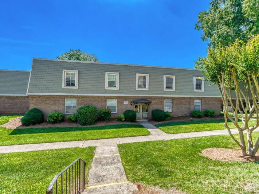 2610 Park Road, Charlotte, NC 28209.  MLS# CAR4383163, YatesRealty ID 6366. 