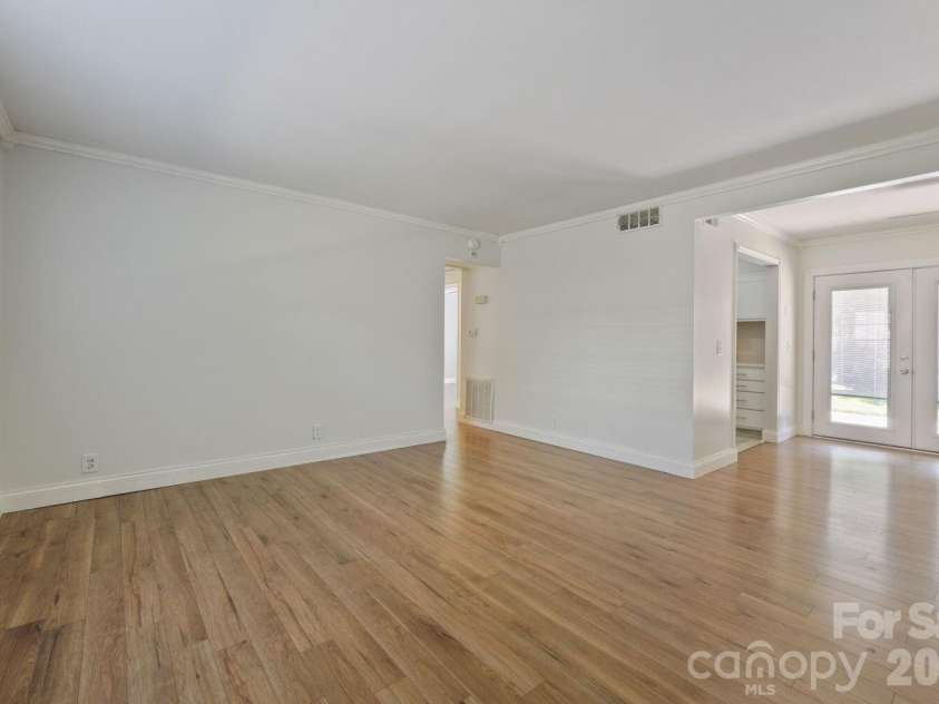 2610 Park Road, Charlotte, NC 28209.  MLS# CAR4383163, YatesRealty ID 6366. 
