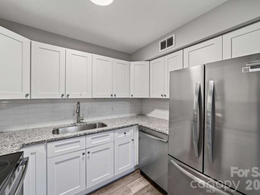 2610 Park Road, Charlotte, NC 28209.  MLS# CAR4383261, YatesRealty ID 6366. 