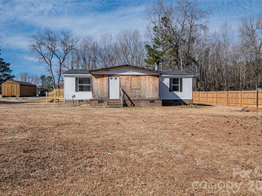 682 Grant Drive, Roanoke Rapids, NC 27870.  MLS# CAR4344000, YatesRealty ID 6368. 