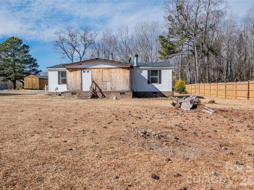 682 Grant Drive, Roanoke Rapids, NC 27870.  MLS# CAR4344000, YatesRealty ID 6368. 