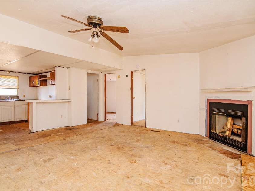 682 Grant Drive, Roanoke Rapids, NC 27870.  MLS# CAR4344000, YatesRealty ID 6368. 