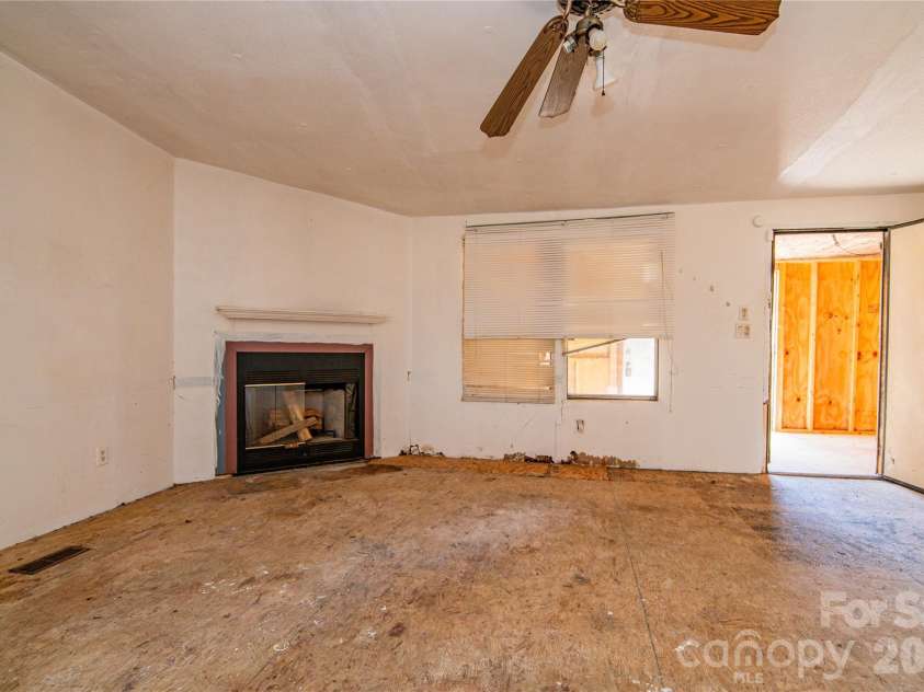 682 Grant Drive, Roanoke Rapids, NC 27870.  MLS# CAR4344000, YatesRealty ID 6368. 