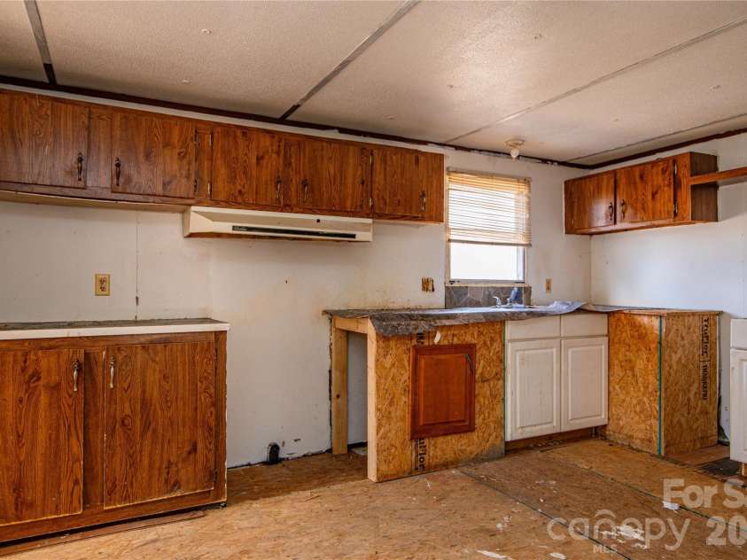 682 Grant Drive, Roanoke Rapids, NC 27870.  MLS# CAR4344000, YatesRealty ID 6368. 