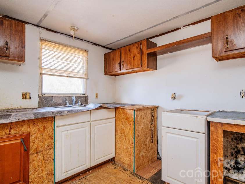 682 Grant Drive, Roanoke Rapids, NC 27870.  MLS# CAR4344000, YatesRealty ID 6368. 