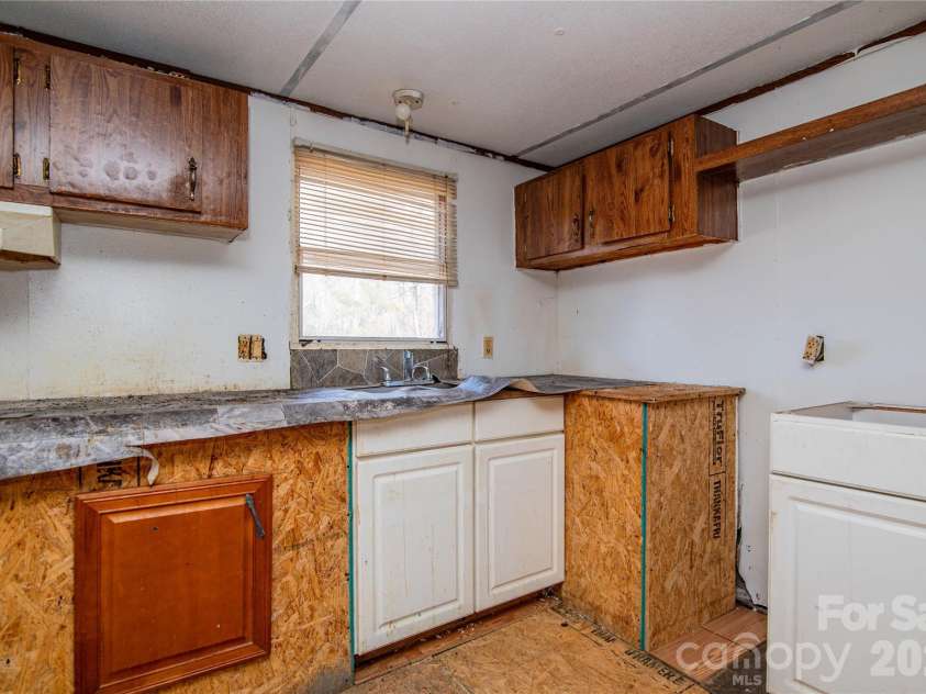 682 Grant Drive, Roanoke Rapids, NC 27870.  MLS# CAR4344000, YatesRealty ID 6368. 