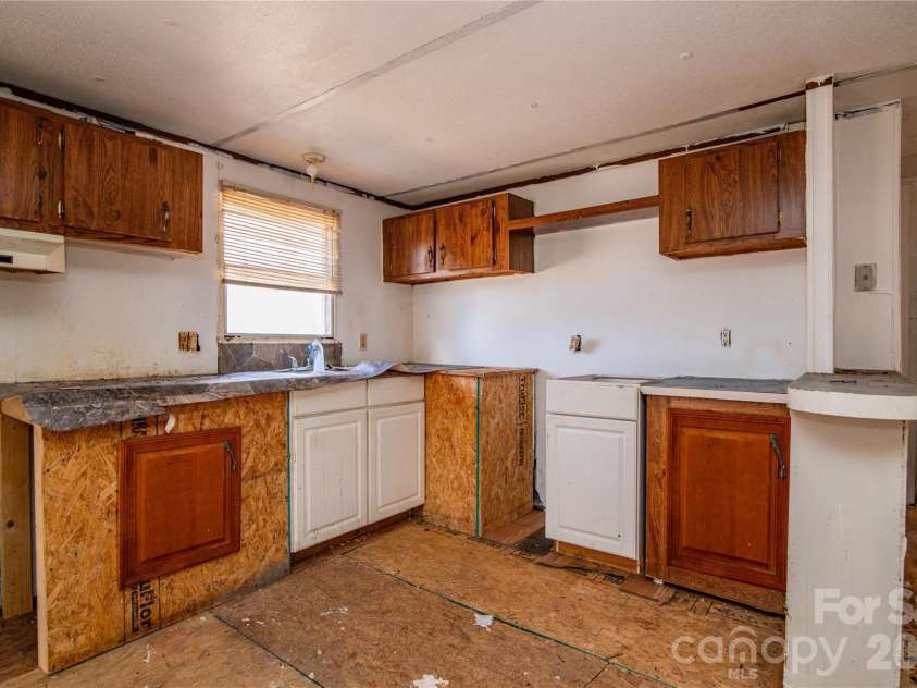 682 Grant Drive, Roanoke Rapids, NC 27870.  MLS# CAR4344000, YatesRealty ID 6368. 