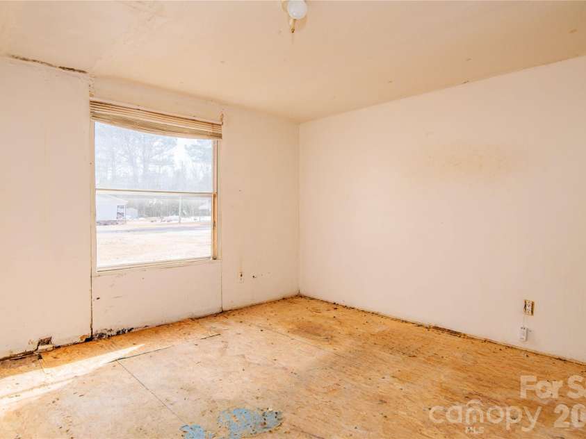 682 Grant Drive, Roanoke Rapids, NC 27870.  MLS# CAR4344000, YatesRealty ID 6368. 