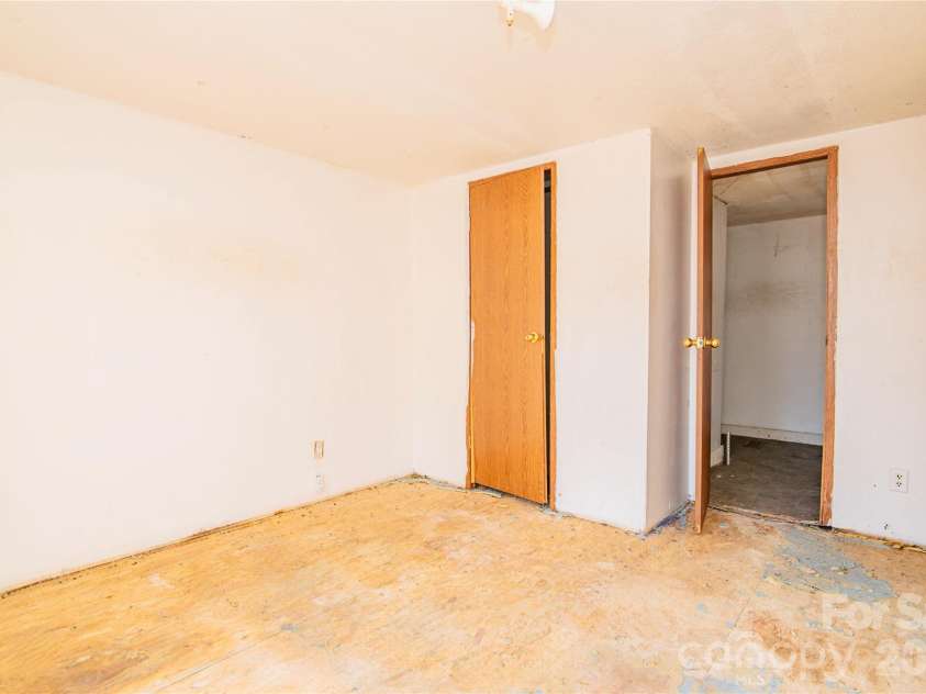 682 Grant Drive, Roanoke Rapids, NC 27870.  MLS# CAR4344000, YatesRealty ID 6368. 