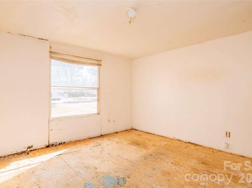 682 Grant Drive, Roanoke Rapids, NC 27870.  MLS# CAR4344000, YatesRealty ID 6368. 