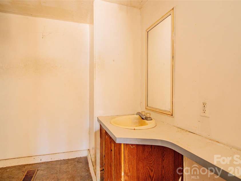 682 Grant Drive, Roanoke Rapids, NC 27870.  MLS# CAR4344000, YatesRealty ID 6368. 