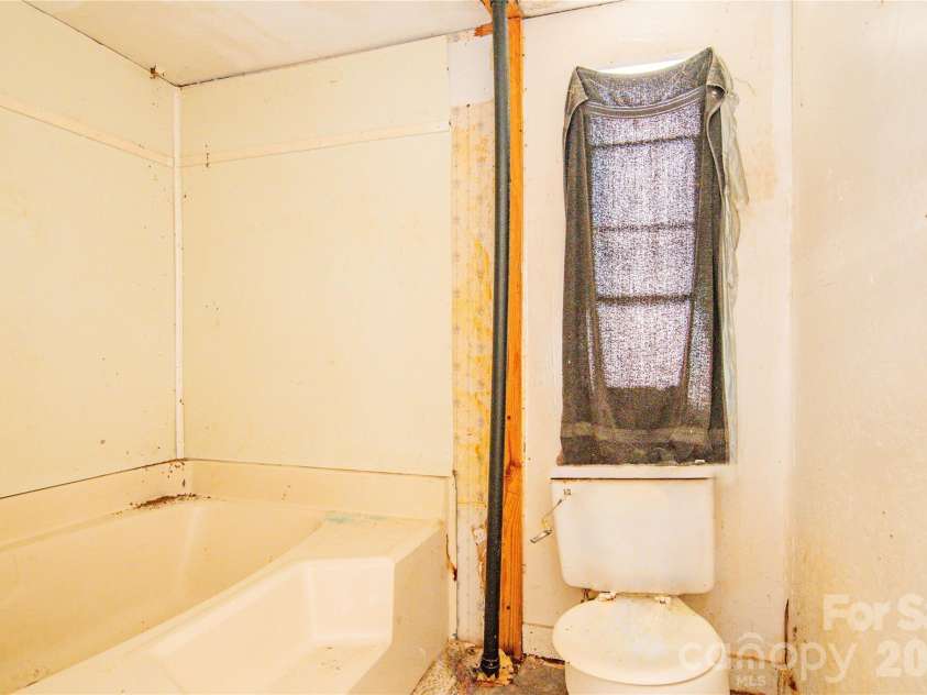 682 Grant Drive, Roanoke Rapids, NC 27870.  MLS# CAR4344000, YatesRealty ID 6368. 