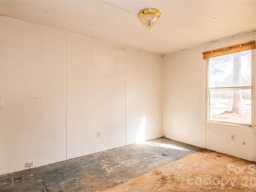 682 Grant Drive, Roanoke Rapids, NC 27870.  MLS# CAR4344000, YatesRealty ID 6368. 