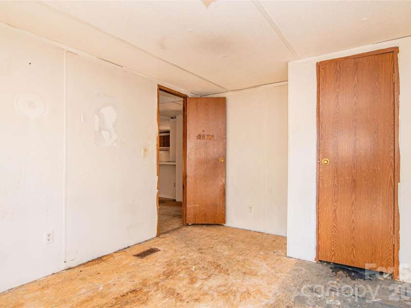 682 Grant Drive, Roanoke Rapids, NC 27870.  MLS# CAR4344000, YatesRealty ID 6368. 