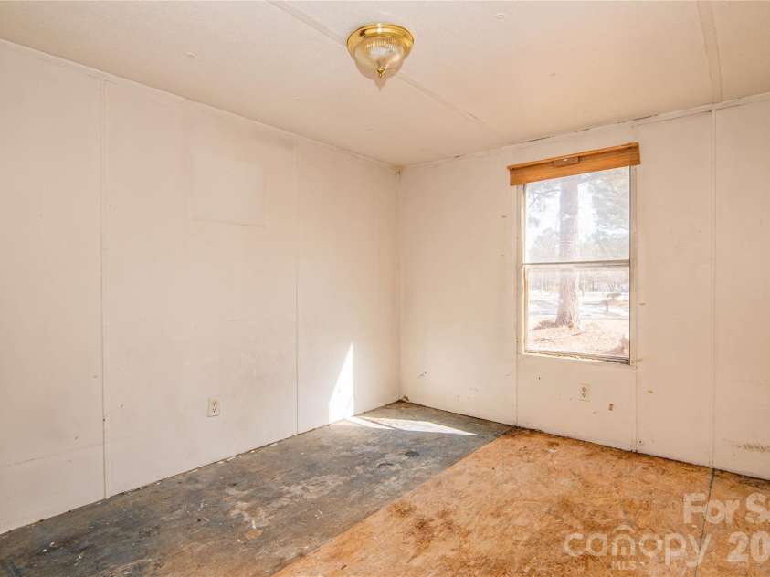 682 Grant Drive, Roanoke Rapids, NC 27870.  MLS# CAR4344000, YatesRealty ID 6368. 