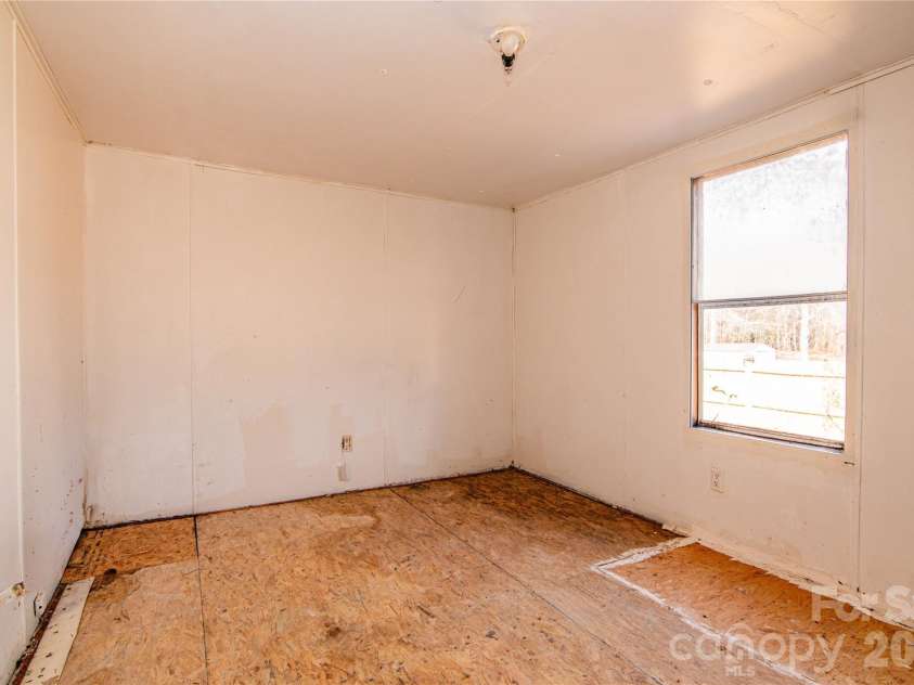 682 Grant Drive, Roanoke Rapids, NC 27870.  MLS# CAR4344000, YatesRealty ID 6368. 