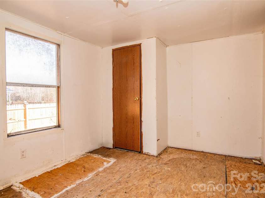 682 Grant Drive, Roanoke Rapids, NC 27870.  MLS# CAR4344000, YatesRealty ID 6368. 