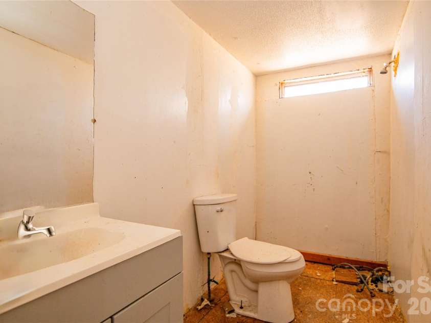 682 Grant Drive, Roanoke Rapids, NC 27870.  MLS# CAR4344000, YatesRealty ID 6368. 