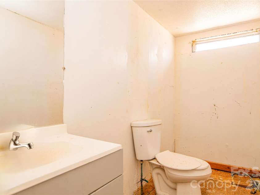 682 Grant Drive, Roanoke Rapids, NC 27870.  MLS# CAR4344000, YatesRealty ID 6368. 