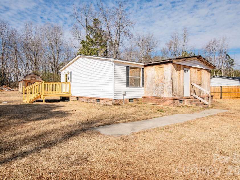 682 Grant Drive, Roanoke Rapids, NC 27870.  MLS# CAR4344000, YatesRealty ID 6368. 