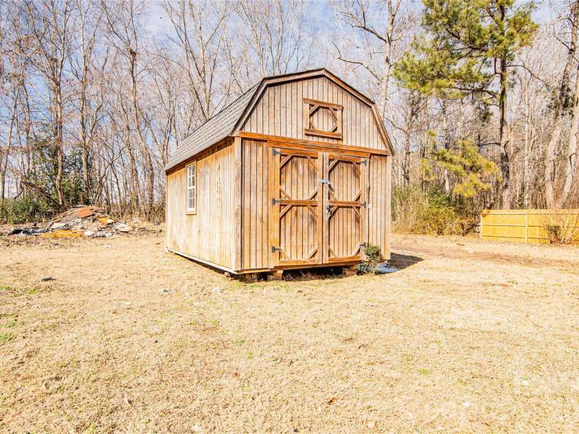 682 Grant Drive, Roanoke Rapids, NC 27870.  MLS# CAR4344000, YatesRealty ID 6368. 