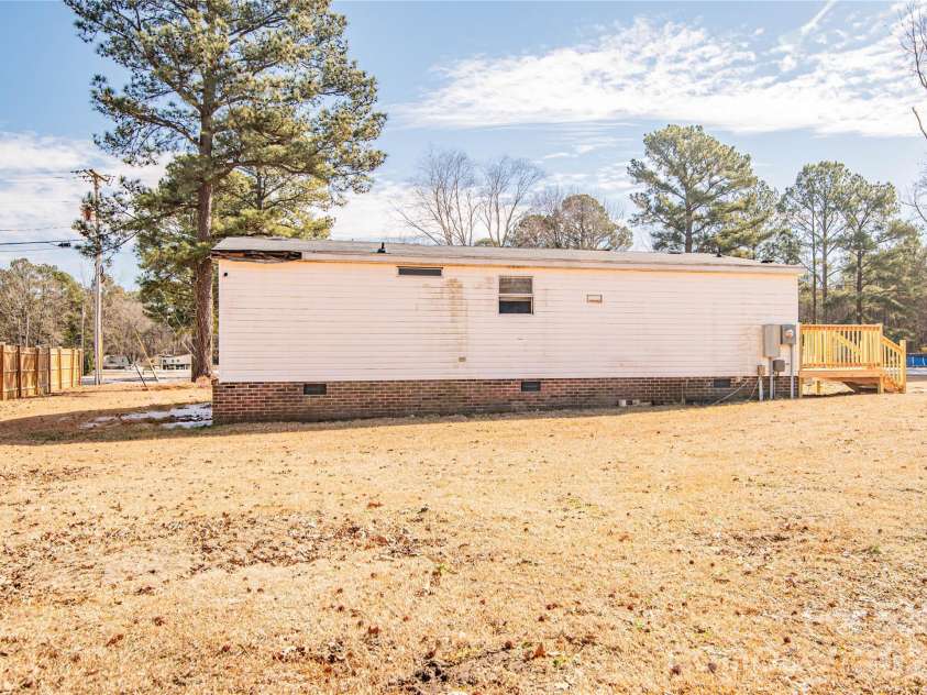 682 Grant Drive, Roanoke Rapids, NC 27870.  MLS# CAR4344000, YatesRealty ID 6368. 