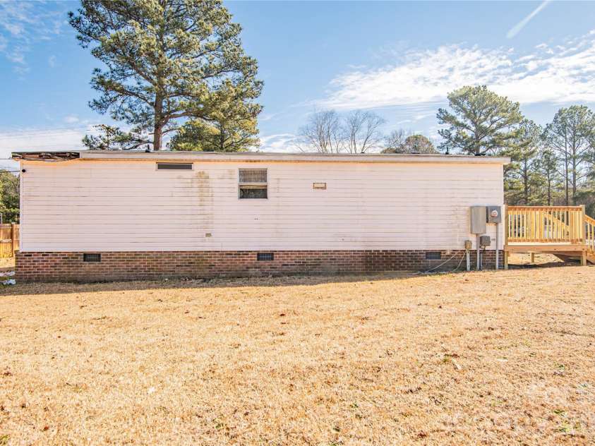 682 Grant Drive, Roanoke Rapids, NC 27870.  MLS# CAR4344000, YatesRealty ID 6368. 