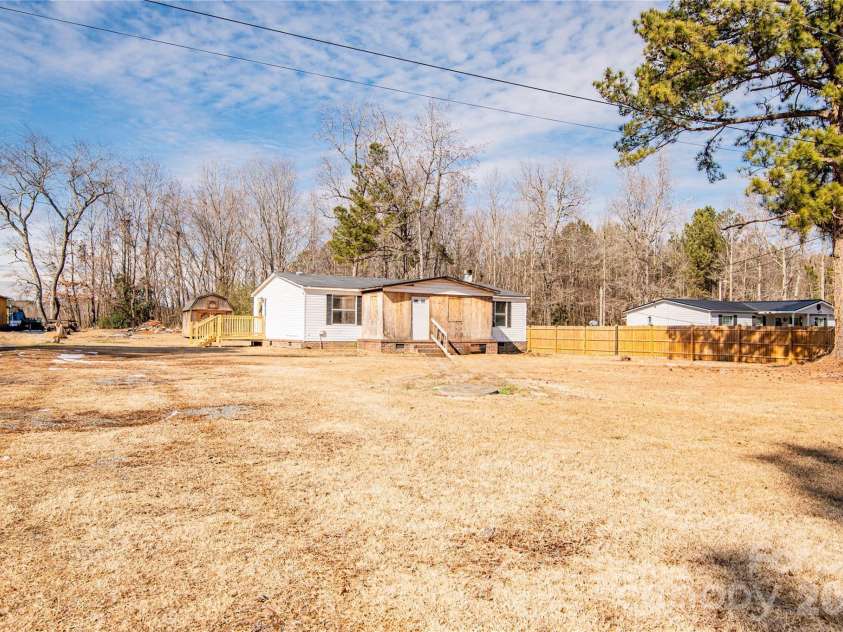 682 Grant Drive, Roanoke Rapids, NC 27870.  MLS# CAR4344000, YatesRealty ID 6368. 