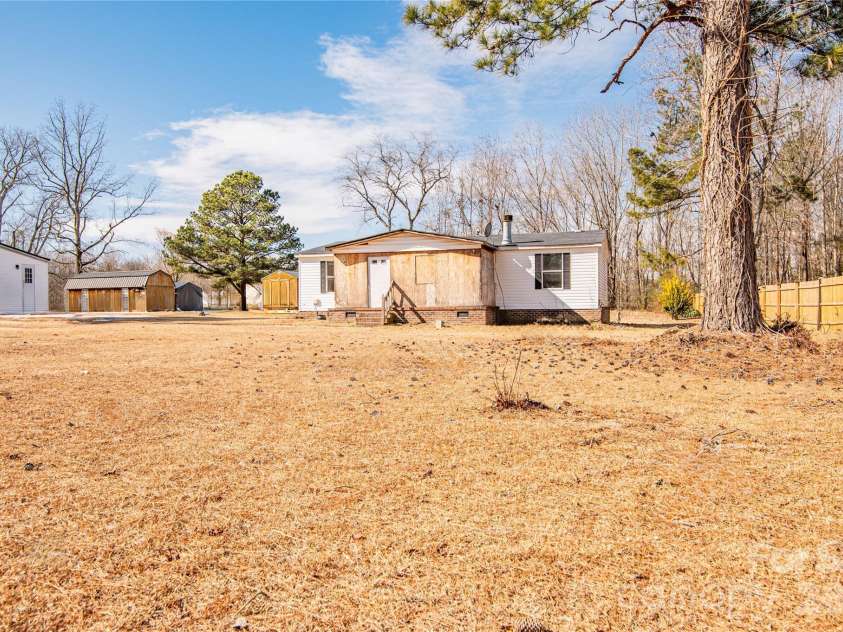 682 Grant Drive, Roanoke Rapids, NC 27870.  MLS# CAR4344000, YatesRealty ID 6368. 