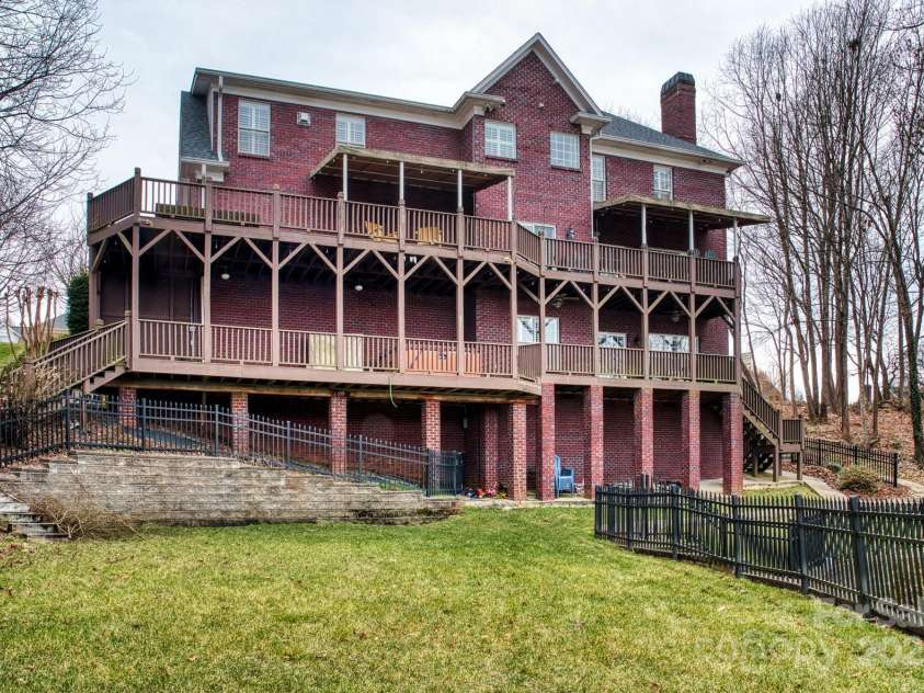 649 46th Avenue Drive, Hickory, NC 28601.  MLS# CAR4222186, YatesRealty ID 6371. 