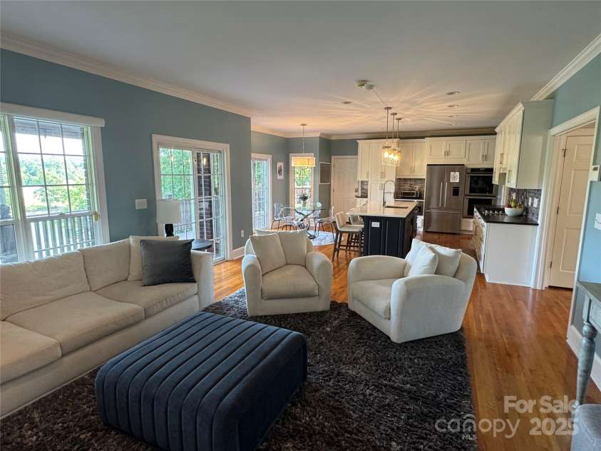 649 46th Avenue Drive, Hickory, NC 28601.  MLS# CAR4222186, YatesRealty ID 6371. 