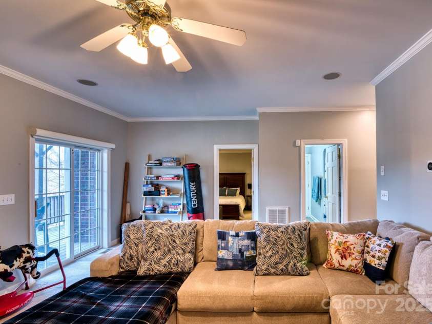 649 46th Avenue Drive, Hickory, NC 28601.  MLS# CAR4222186, YatesRealty ID 6371. 