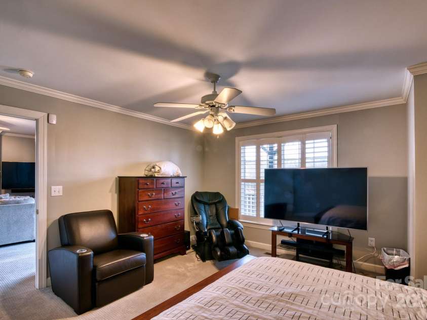 649 46th Avenue Drive, Hickory, NC 28601.  MLS# CAR4222186, YatesRealty ID 6371. 