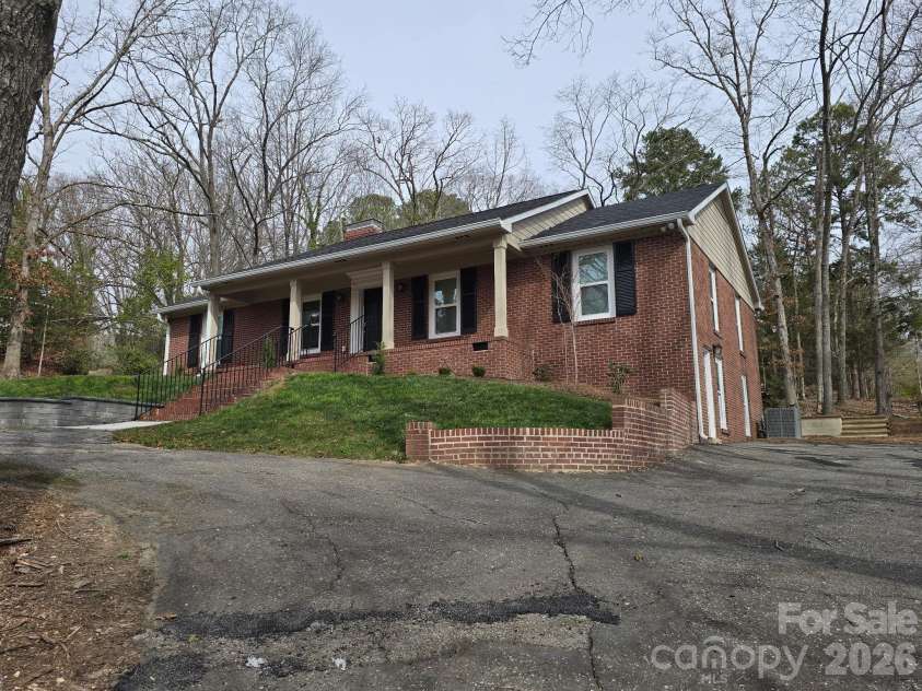 126 Sunset Drive, Chester, SC 29706.  MLS# CAR4290675, YatesRealty ID 6373. 