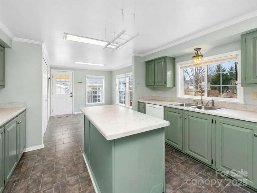 449 Riverwind Drive, Hendersonville, NC 28739.  MLS# CAR4220868, YatesRealty ID 6376. Chefs Kitchen Layout