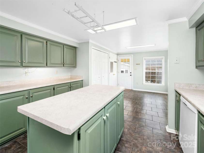 449 Riverwind Drive, Hendersonville, NC 28739.  MLS# CAR4220868, YatesRealty ID 6376. Large Spacious Kitchen