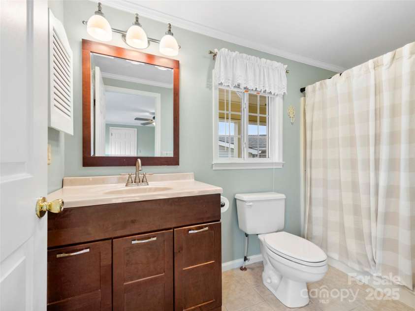 449 Riverwind Drive, Hendersonville, NC 28739.  MLS# CAR4220868, YatesRealty ID 6376. Private Bathroom in Primary Bedroom