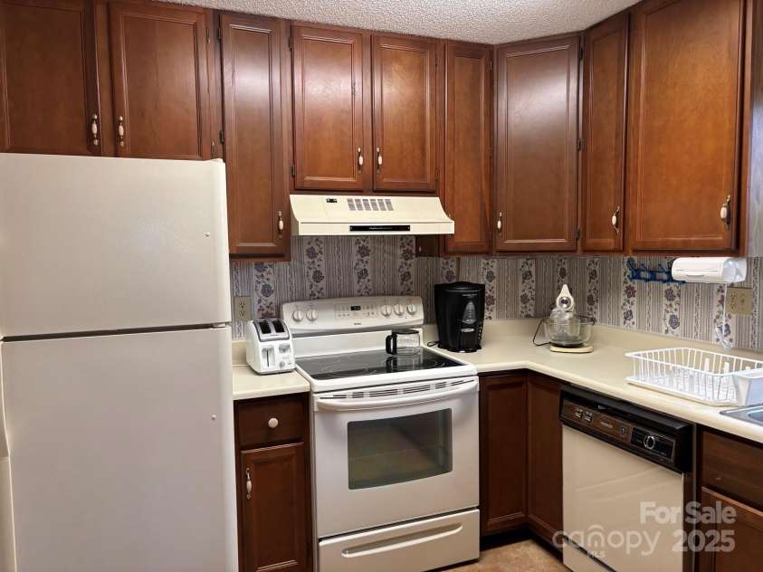 655 Overlook Drive, Spruce Pine, NC 28777.  MLS# CAR4310339, YatesRealty ID 6376. 