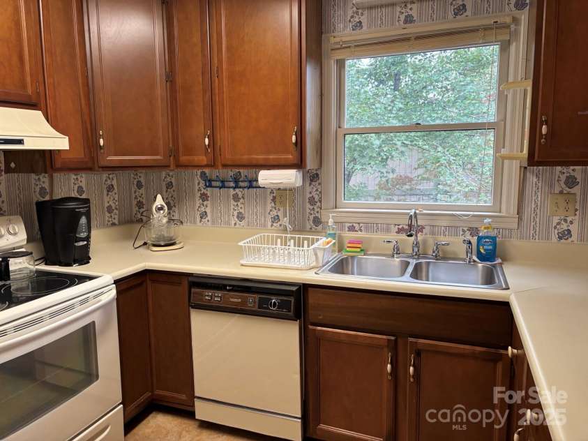 655 Overlook Drive, Spruce Pine, NC 28777.  MLS# CAR4310339, YatesRealty ID 6376. 