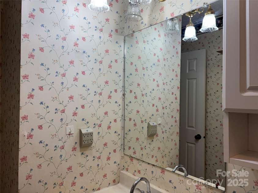 655 Overlook Drive, Spruce Pine, NC 28777.  MLS# CAR4310339, YatesRealty ID 6376. 