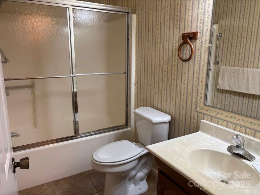 655 Overlook Drive, Spruce Pine, NC 28777.  MLS# CAR4310339, YatesRealty ID 6376. 