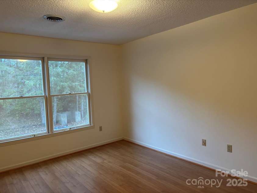 655 Overlook Drive, Spruce Pine, NC 28777.  MLS# CAR4310339, YatesRealty ID 6376. 