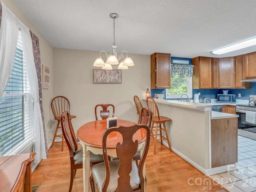 655 Overlook Drive, Spruce Pine, NC 28777.  MLS# CAR4415522, YatesRealty ID 6376. 