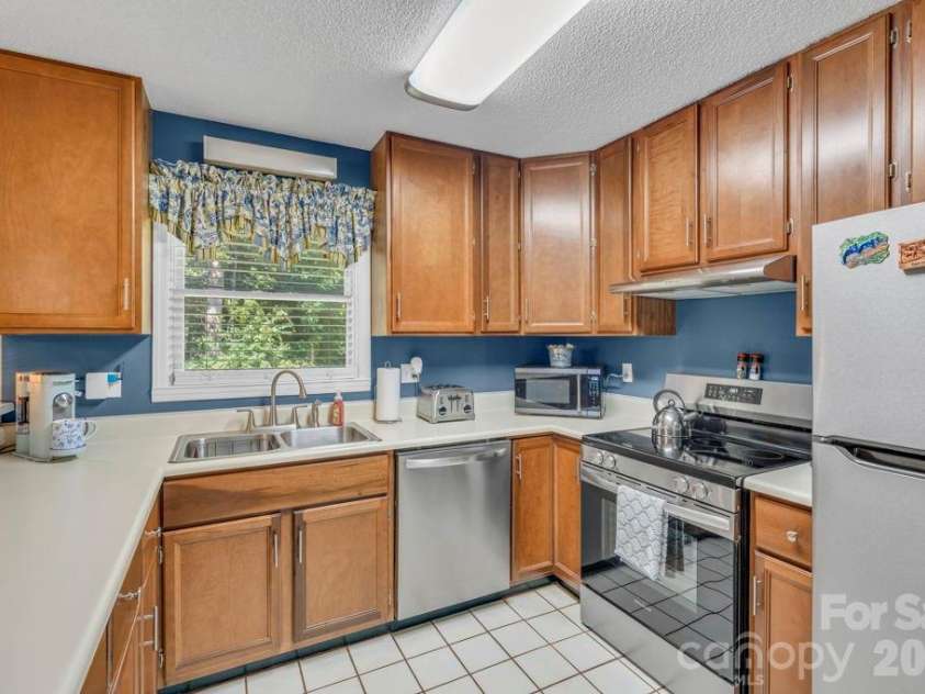 655 Overlook Drive, Spruce Pine, NC 28777.  MLS# CAR4415522, YatesRealty ID 6376. 