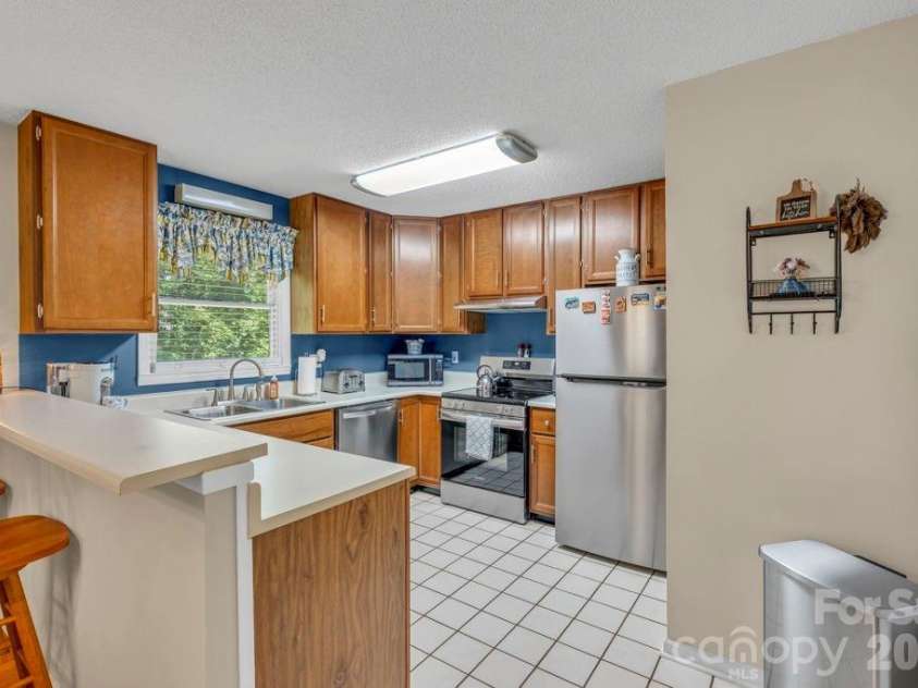 655 Overlook Drive, Spruce Pine, NC 28777.  MLS# CAR4415522, YatesRealty ID 6376. 