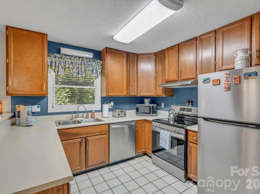 655 Overlook Drive, Spruce Pine, NC 28777.  MLS# CAR4415522, YatesRealty ID 6376. 