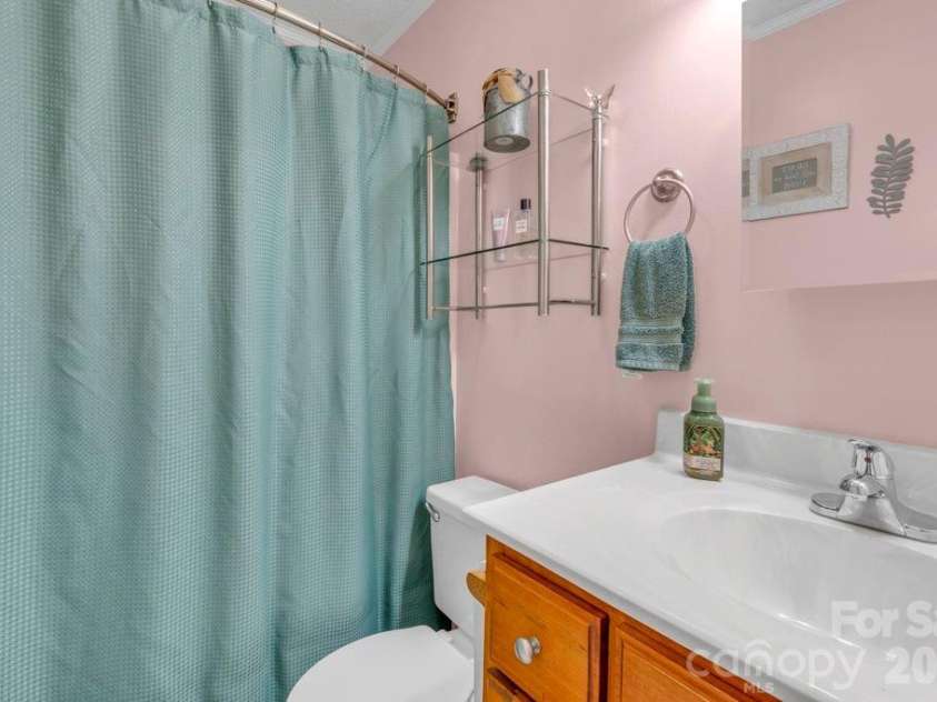 655 Overlook Drive, Spruce Pine, NC 28777.  MLS# CAR4415522, YatesRealty ID 6376. 