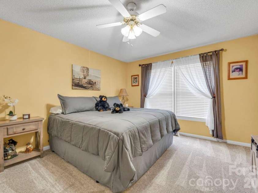 655 Overlook Drive, Spruce Pine, NC 28777.  MLS# CAR4415522, YatesRealty ID 6376. 